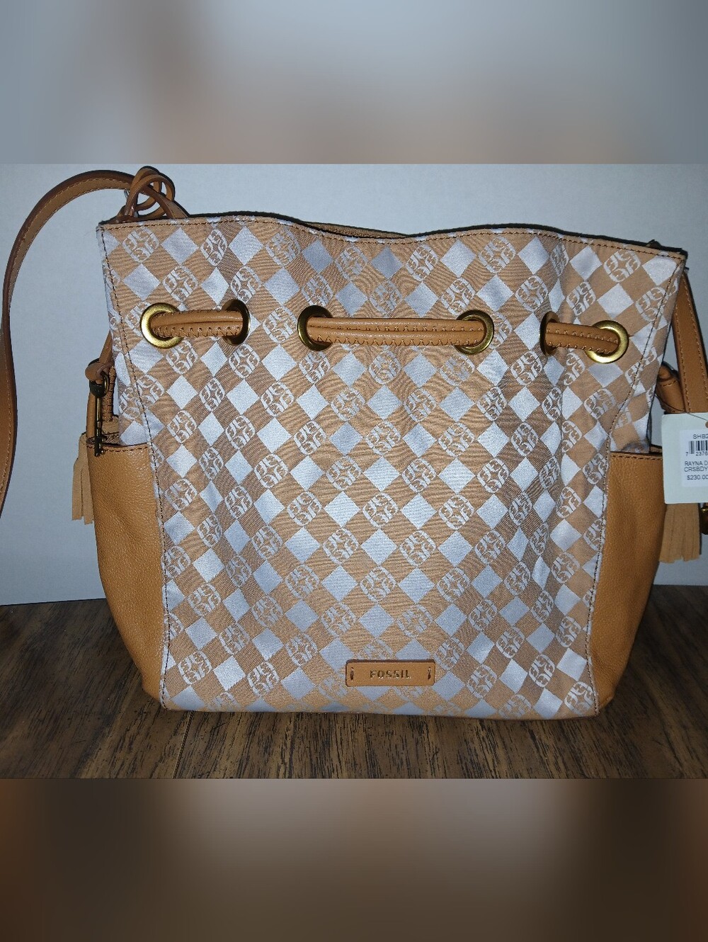 New FOSSIL Rayna white tan crossbody drawstring purse bag.